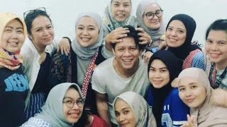 Reuni Lebaran, Ariel NOAH Bersenda Gurau Dengan Teman SMA Di Bandung....