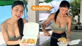 Sweet Lady makes Noodles and More! - Thailand Street Food