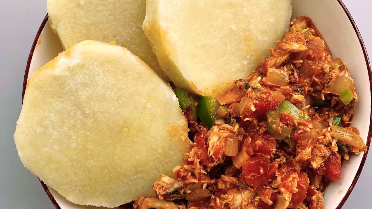 Igname cuit accompagné de sauce tomate et makerele