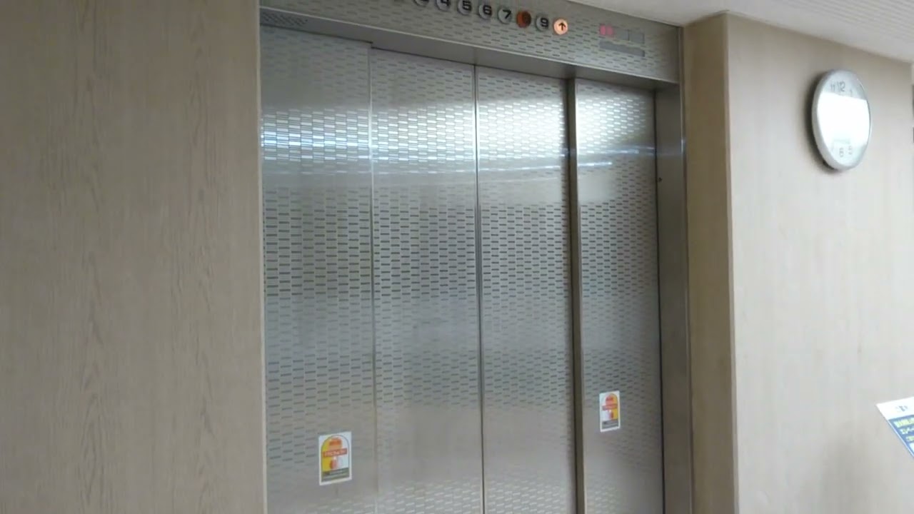 井筒屋小倉店 屋上階へつながるエレベーター 三菱