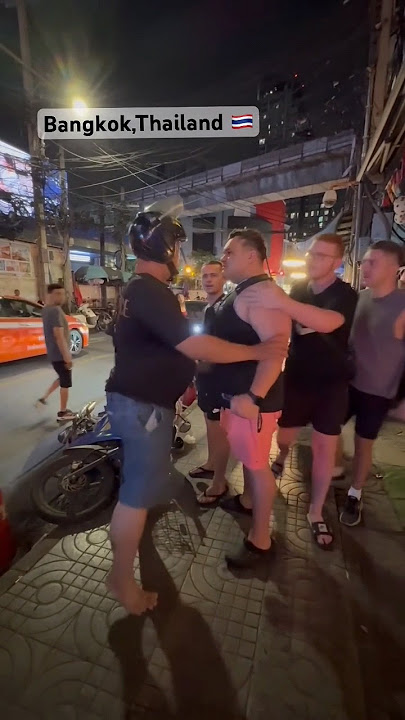 Crazy Farangs Fighting In Soi4 - Bangkok, Thailand 🇹🇭 #pattaya #bangkok #thailand #muaythai #phuket