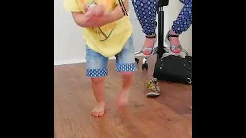 Come aiutare il bambino a non camminare sulle punte?