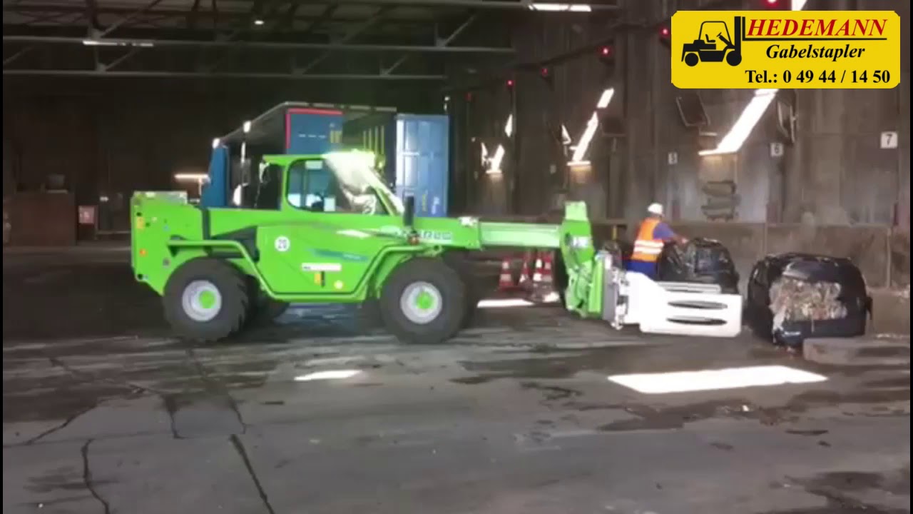 Teleskoplader Merlo Panoramic mit Ballenklammer entlädt LKW
