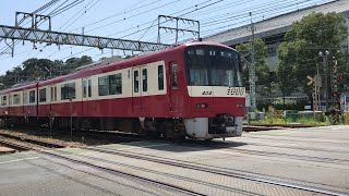 歩く蜘蛛 京急線エアポート急行羽田空港行き1000形484+452と53普通浦賀行き1000形401、快特三崎口行き1000形081が走行！29普通逗子・葉山行き1000形301が停車中！