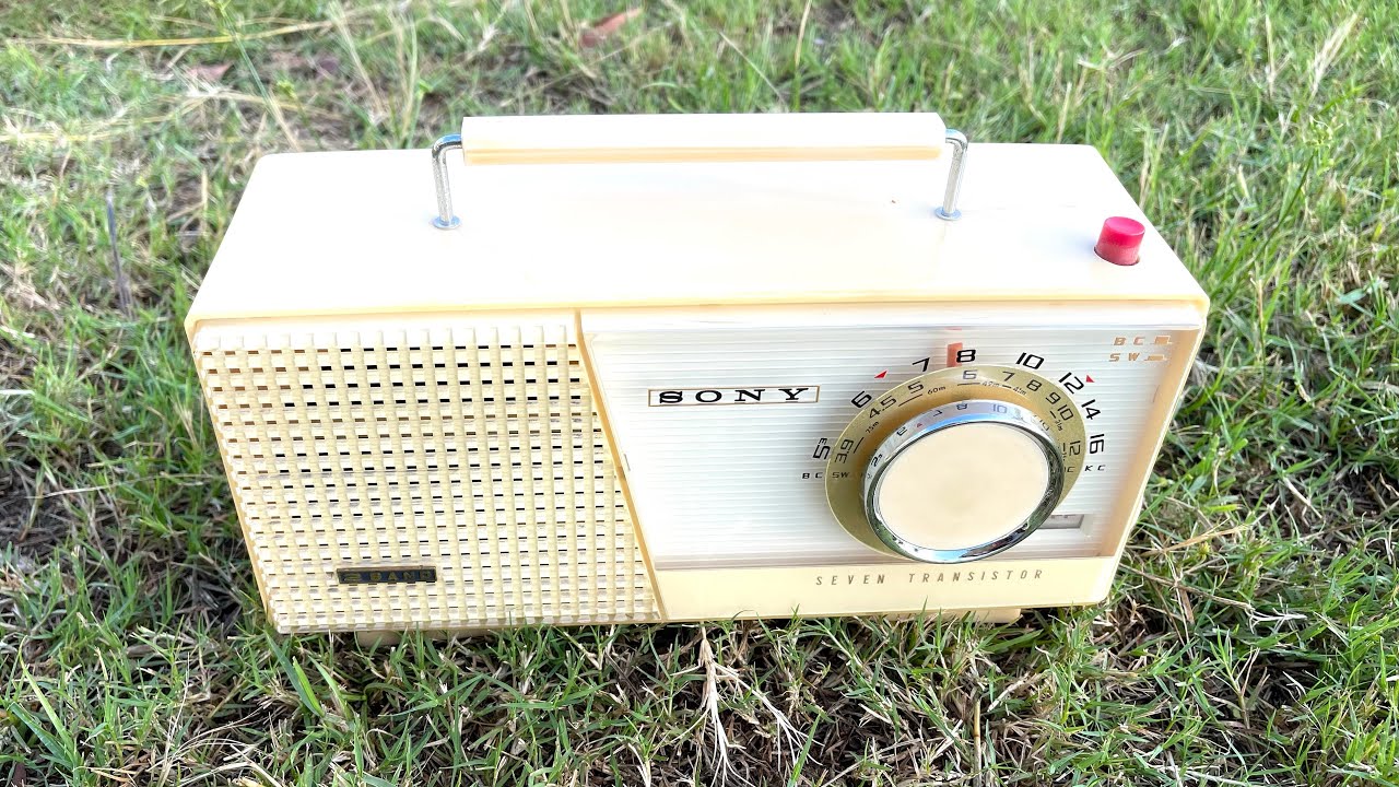 Radio SONY Model TR-712B huyền thoại. Để nằm lật ngửa là im ru. Để đứng mới hát.