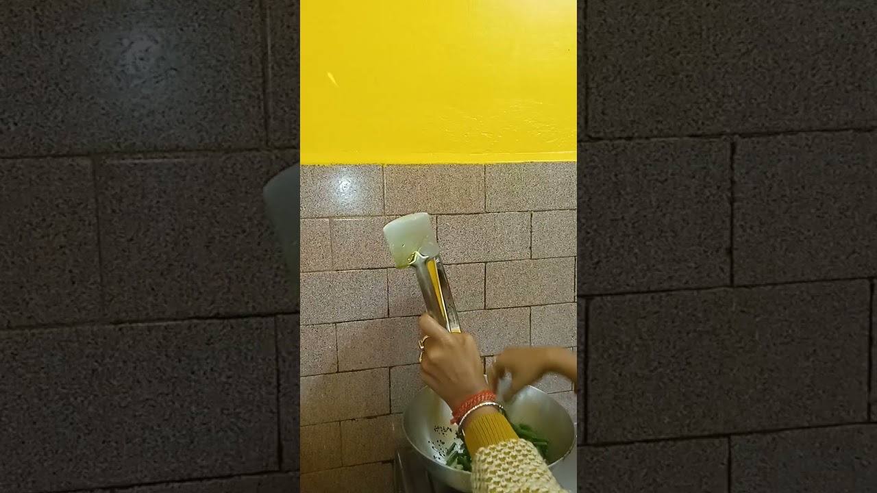 গরম ভাতের সাথে জমিয়ে খাও ডিম পিয়াজকলি ভাজা।