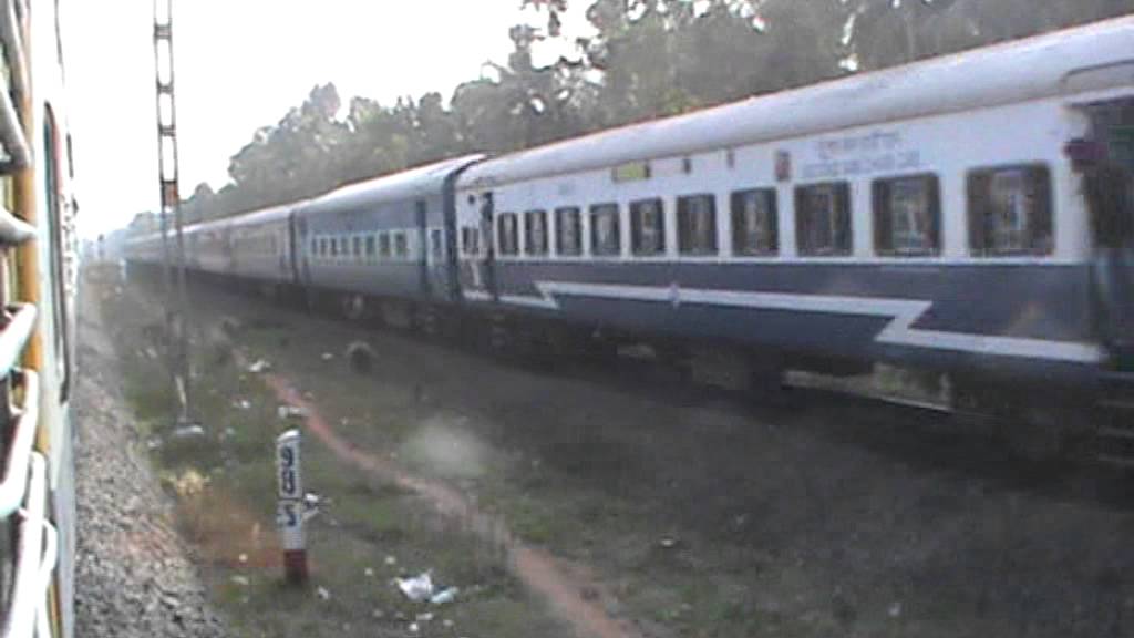 RPM WAP-1 Kozhikode Jan Shatabdi (via Kottayam) meets ED 3D Parasuram at high speed!!!