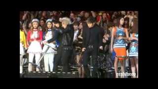 [HD]131122 BIGBANG Taeyang Daesung dancing & Seungri helping EXO @MAMA in Hong Kong Ending