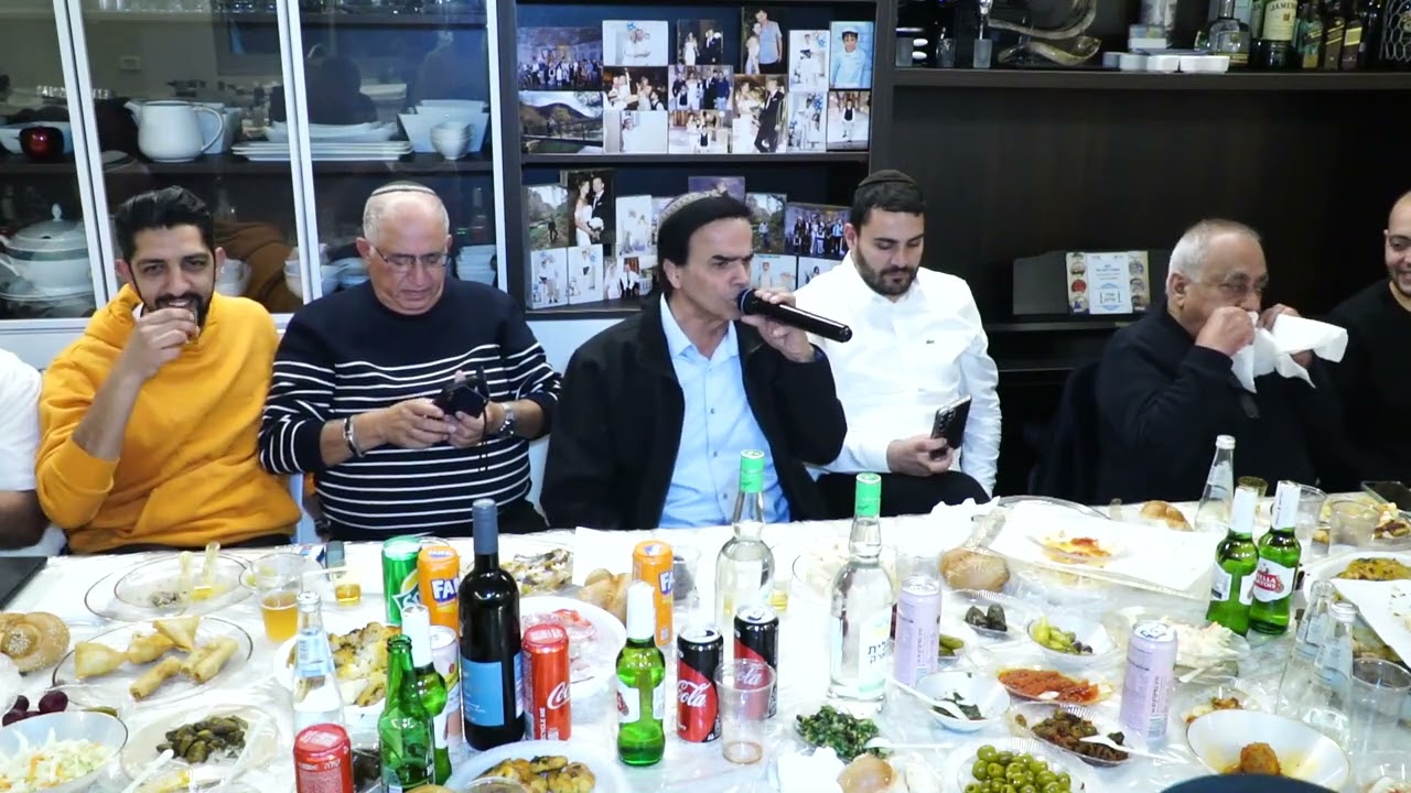 הזמר ציון גולן שר 