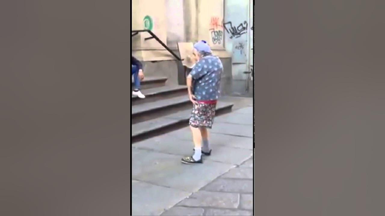 Бабуля пляшет. Старухи пляшут. Бабушка которая танцует. Танцы бабушек. Танцы бабушек.