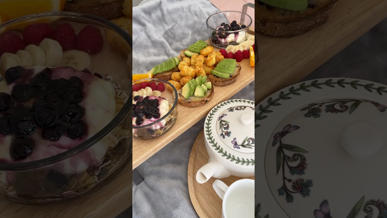 The Sunday morning breakfast tradition is back 🥑🍓🍊 