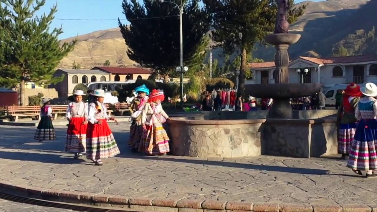 Women dancing in Yanque square