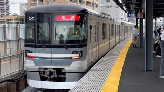 東京メトロ13000系13121編成が回送電車として春日部駅1番線を発車するシーン（回04S）2024.5.31.17:12