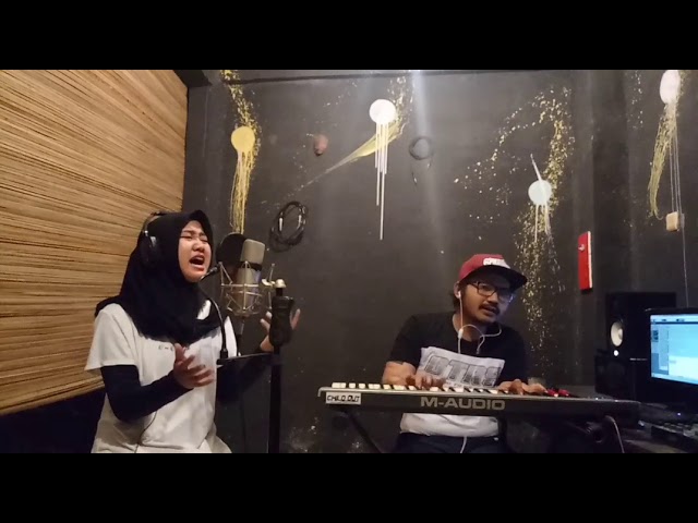 Lagu rock yang bikin baper | Sendiri - Kotak Cover by Syifa Tyas Ft  Gilang AK class=