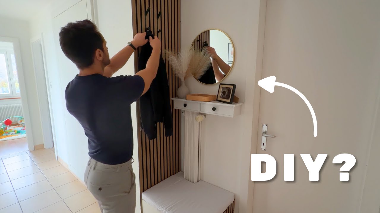 Акцентная стена из деревянных планок в прихожей с зоной отдыха