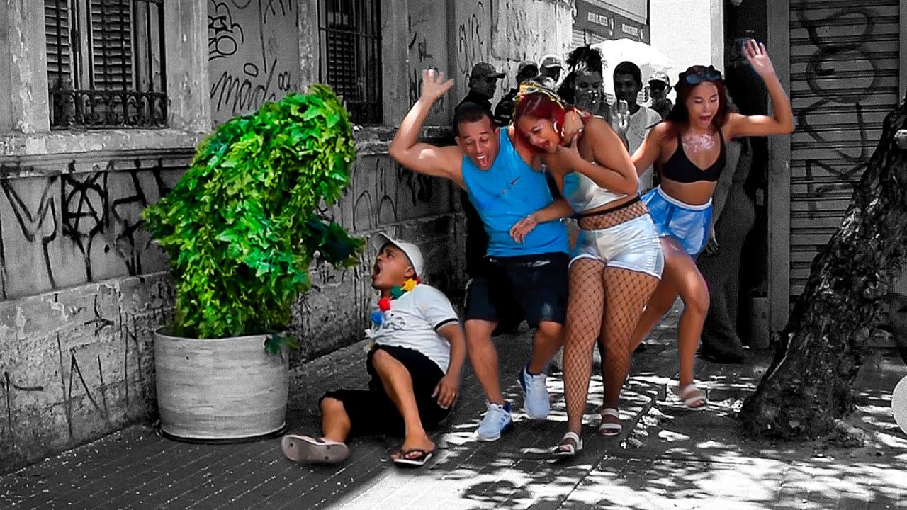 HOMEM MOITA ASSUSTANDO PESSOAS - Bushman Prank