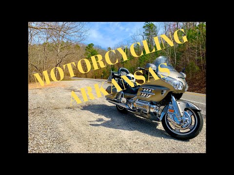 motorcycling-arkansas-on-honda-goldwing-push-mountain-road