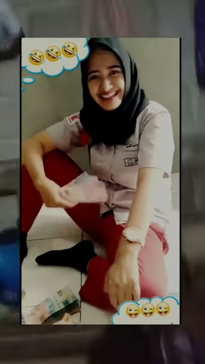 Cewek kipasi anunya dengan uang...