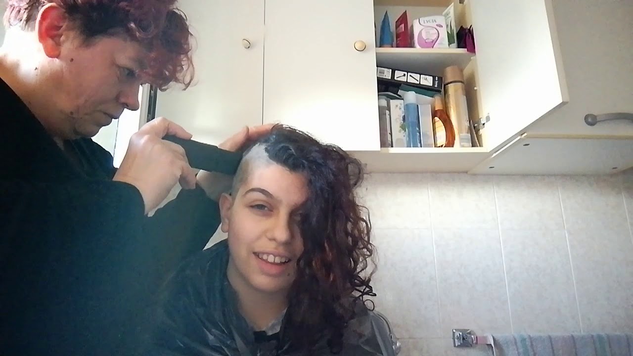 Mi raso tutta la testa