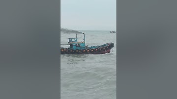 cửa biển Lagi lượng sóng rất cao tàu cá gặp nguy hiểm