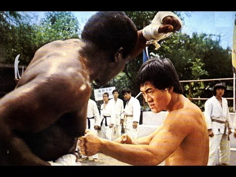 Video: Bruce Lee Neto vrednost: Wiki, poročen, družina, poroka, plača, bratje in sestre