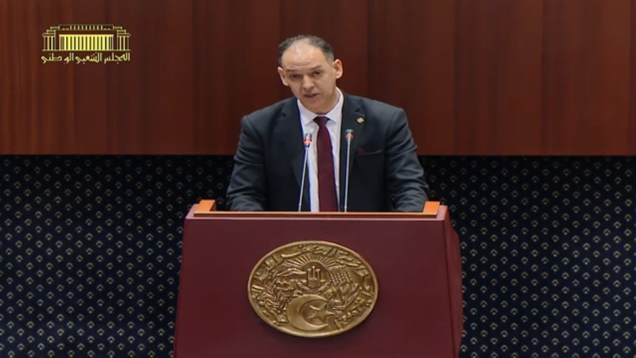 مقرر اللجنة المتساوية الأعضاء يتلو تقرير نص قانون يتعلّق  بتجريم الاستعمارالفرنسي للجزائر