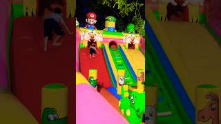 Merangkak naik di prosotan masuk ke mulut kucing besar istana balon Mario seru #cocomelon #happy