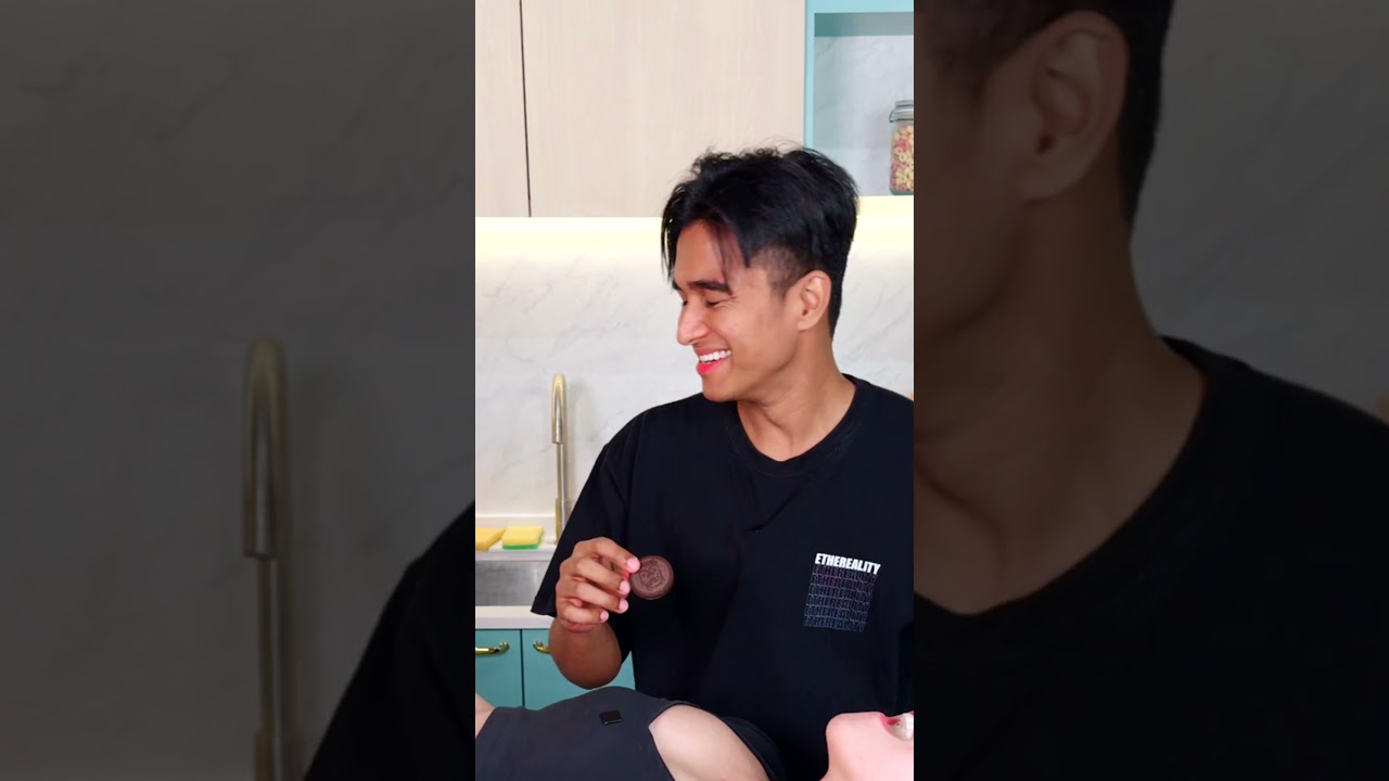 (BLOOPERS) Friend vs Best Friends EATING OREO