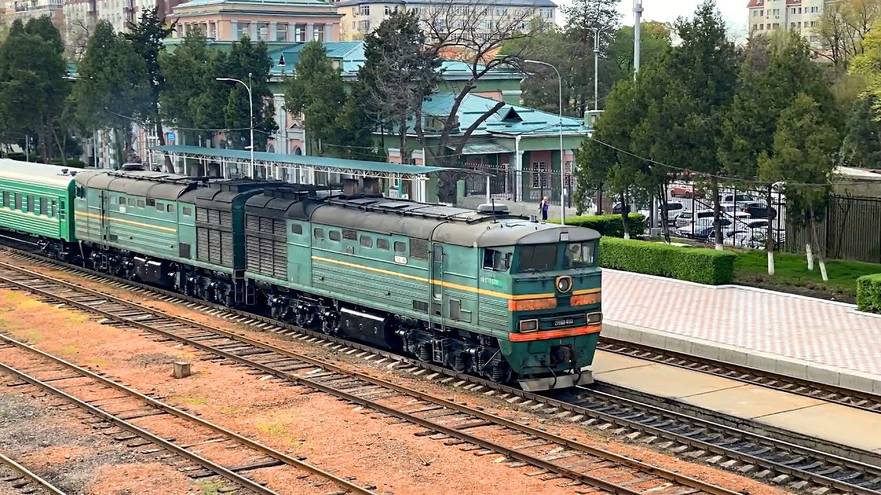 Diesel locomotive 2TE10V-4661with commuter train / Тепловоз 2ТЭ10В-4661 с пригородным поездом.