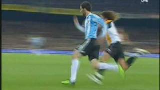 Gonzalo Higuaín vs Carles Puyol