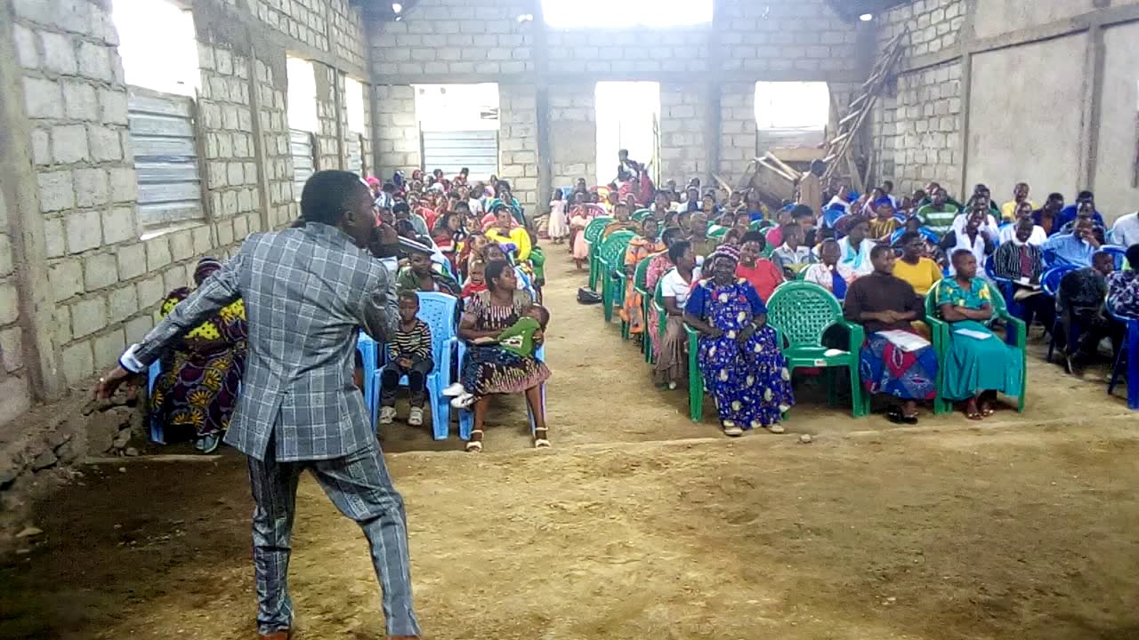 MCH NIKODEM MWAHANGILA.AKIHUBILI KANISANI KWAKE.ASHANGILI MKE WAKE KAMWAMBIA NYAMA IMESHUKA BEI