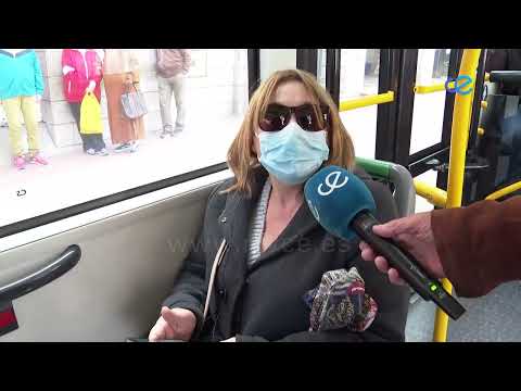 Los usuarios del transporte público continúan usando la mascarilla