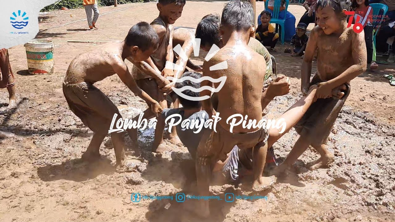 Panjat Pinang HUT RI ke 76