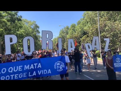 Miles de personas se manifiestan en Madrid en contra de la OTAN - YouTube