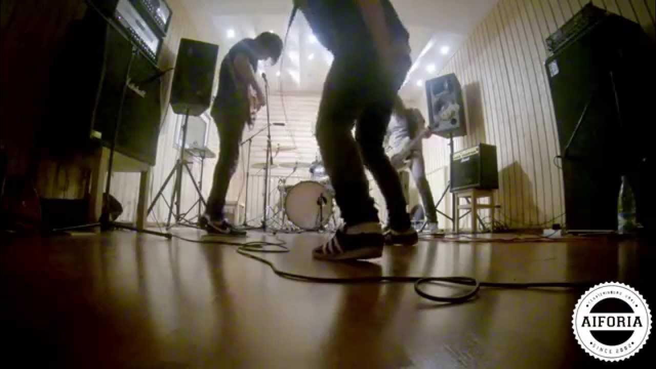 Песня шаги клип. The hatters делаю шаг. Песня шаги клип. Quest pistols show сандра. Песня шаги клип.