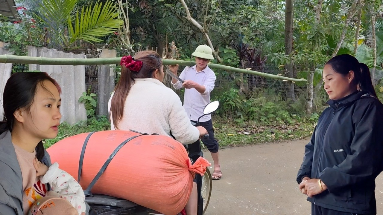 Госпожа Хок украла рис и продала его, но муж поймал ее с поличным и наказал.