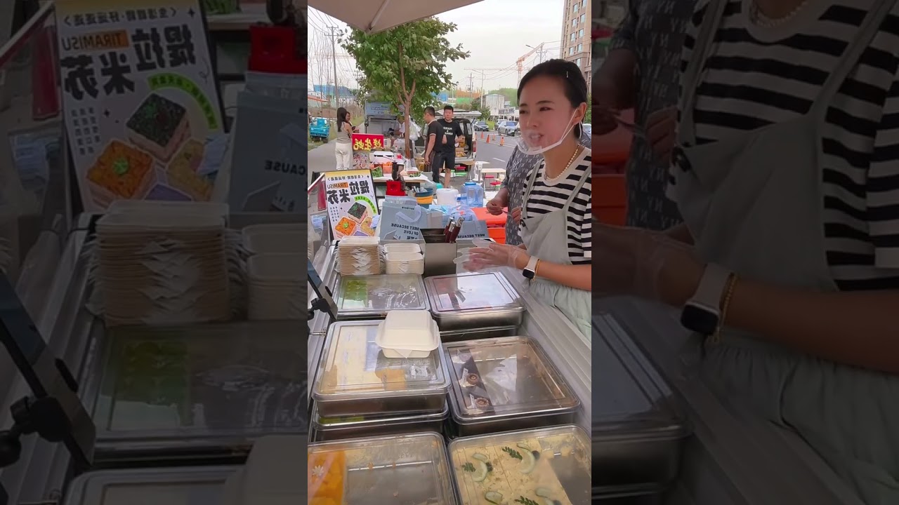 乌鲁木齐街头的提拉米苏出摊日常，00后小夫妻摆摊创业，生意真不错！#摆摊日记