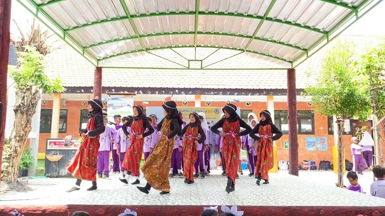 ACARA P5 AKTIVITAS LAGU DAN TARIAN ADAT ( TARI DAN MENYANYI REK AYO REK KELAS 5A )