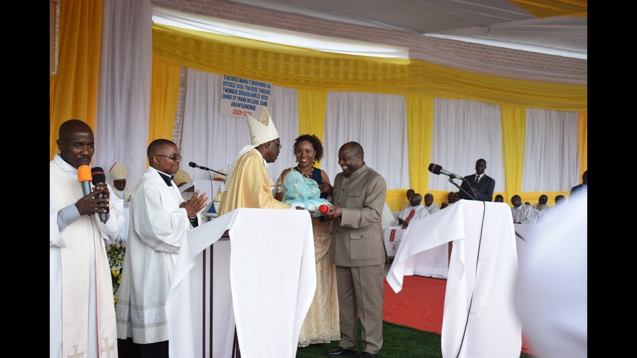 1)Mgr Bonaventure NAHIMANA, prise de possession canonique.