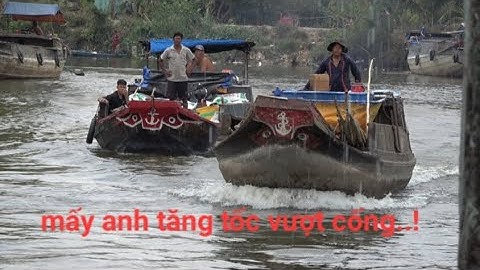 2 chiếc ghe gỗ tăng tốc tranh nhau vượt cống nhìn hấp dẫn