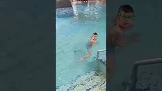 Gabriel in Action: Wasserspaß im Sole Felsen Welt 🌊🏆 #swimming #fun #austria