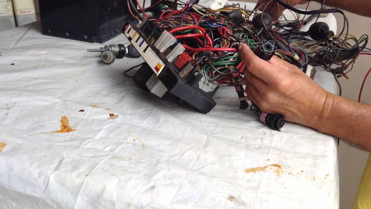 Eletrica do gol quadrado ligações básicas , luz do teto, ventoinha , ventilação interna.