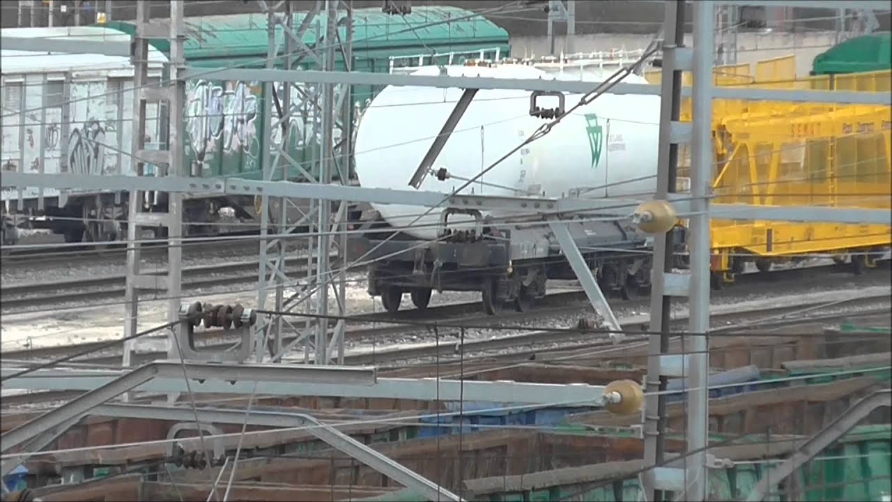 ADIF - 311.154 con vistoso colector (destacar la tolva de cementos Portland) en Villaverde Bajo