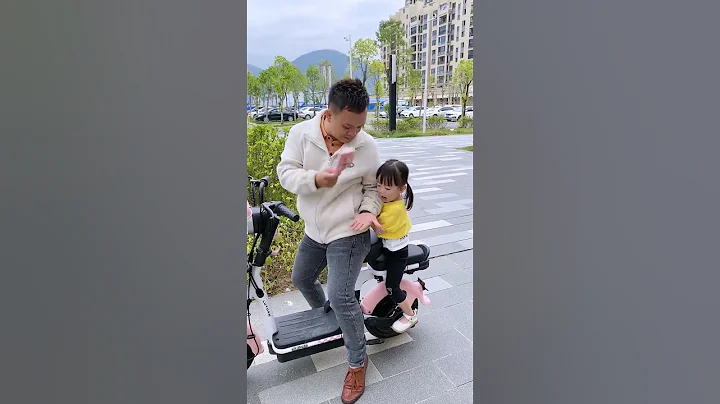 父女倆冷戰了幾天，沒想到閨女就這樣被征服了😂 #baby #funny #babygirl#shorts - 天天要聞