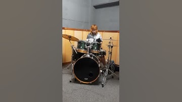 KARIN INK LES DRUM AKUSTIK AT GILANG RAMADHAN STUDIO BAND BINTARO JUNCTION,COVER SELIR HATI BY TRIAD