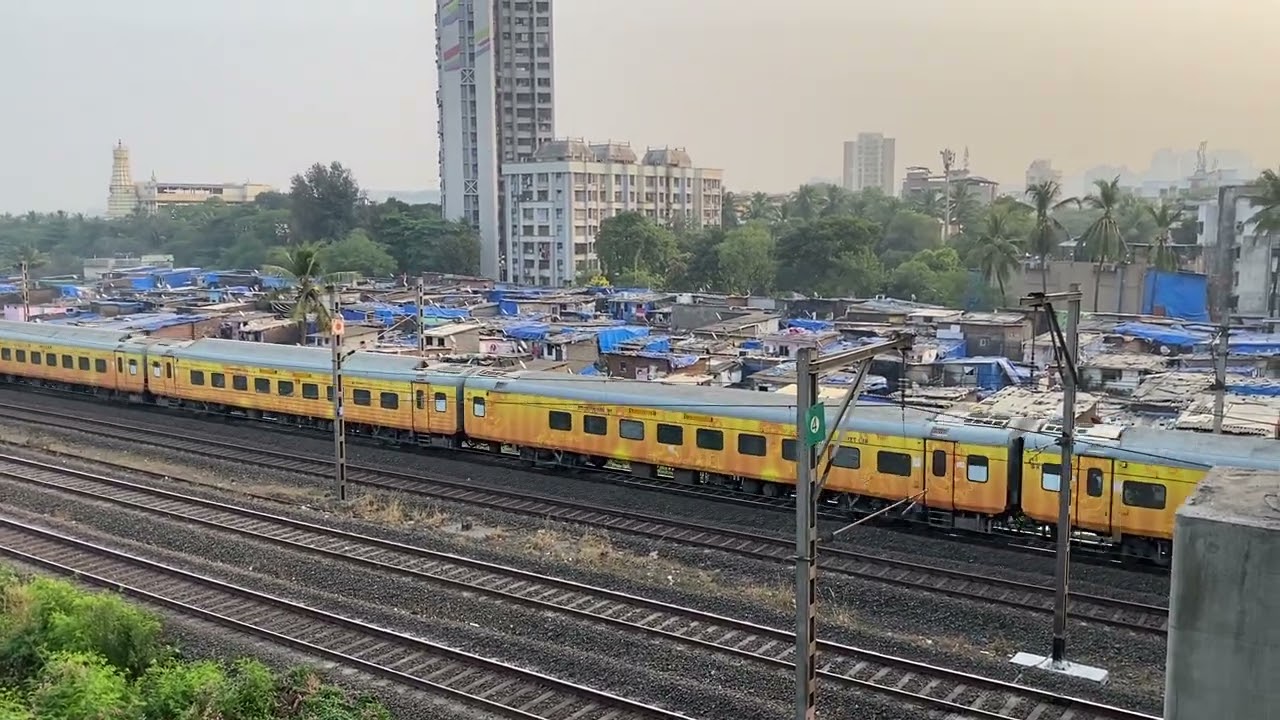 12952 New Delhi - Mumbai Central Tejas Rajdhani Express crossing Dahisar 