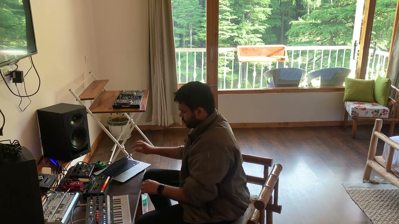 Electronic techno improv live w/ Microfreak TR6S Timeline TD3