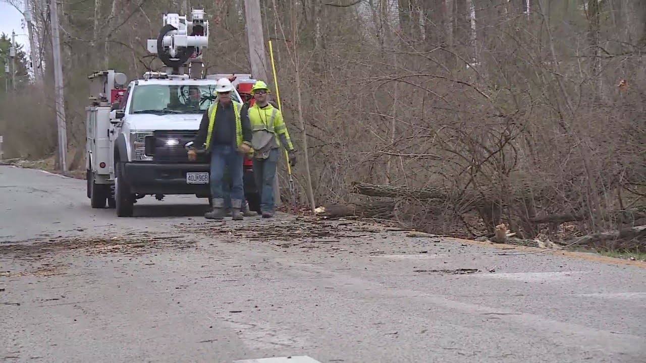 Strong wind gusts take down power lines in St. Louis area - YouTube