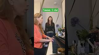 Поймала среднюю дочь и предложила вспомнить детство - спеть распевку.#vocal #music #vocalcoach