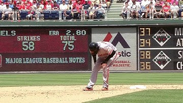 SF@PHI: Adrianza comes up lame running to second base